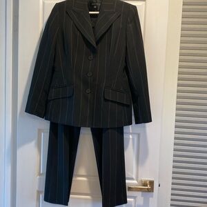 Anne Klein 2pc black pin strip pant suit size 8p